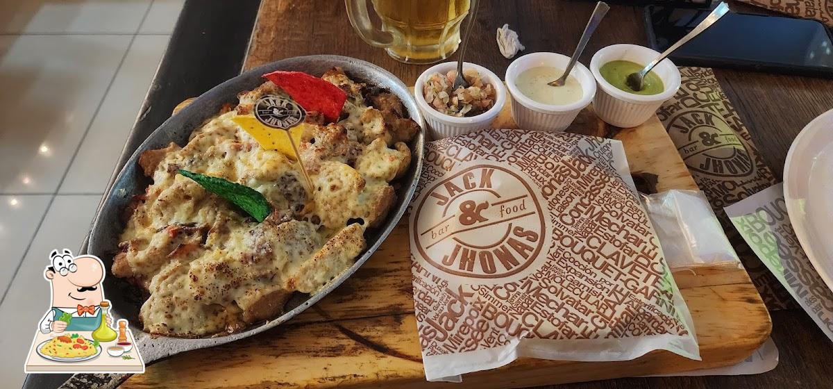 Plato al horno Jack & Jhonas con cerveza artesanal sobre la mesa